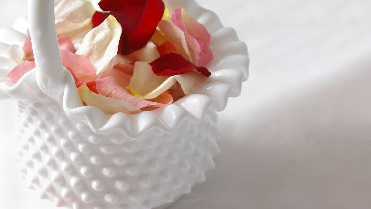 ミルクグラス　　バスケットレア Vintage Milk Glass Basket: History and Value of These Treasures