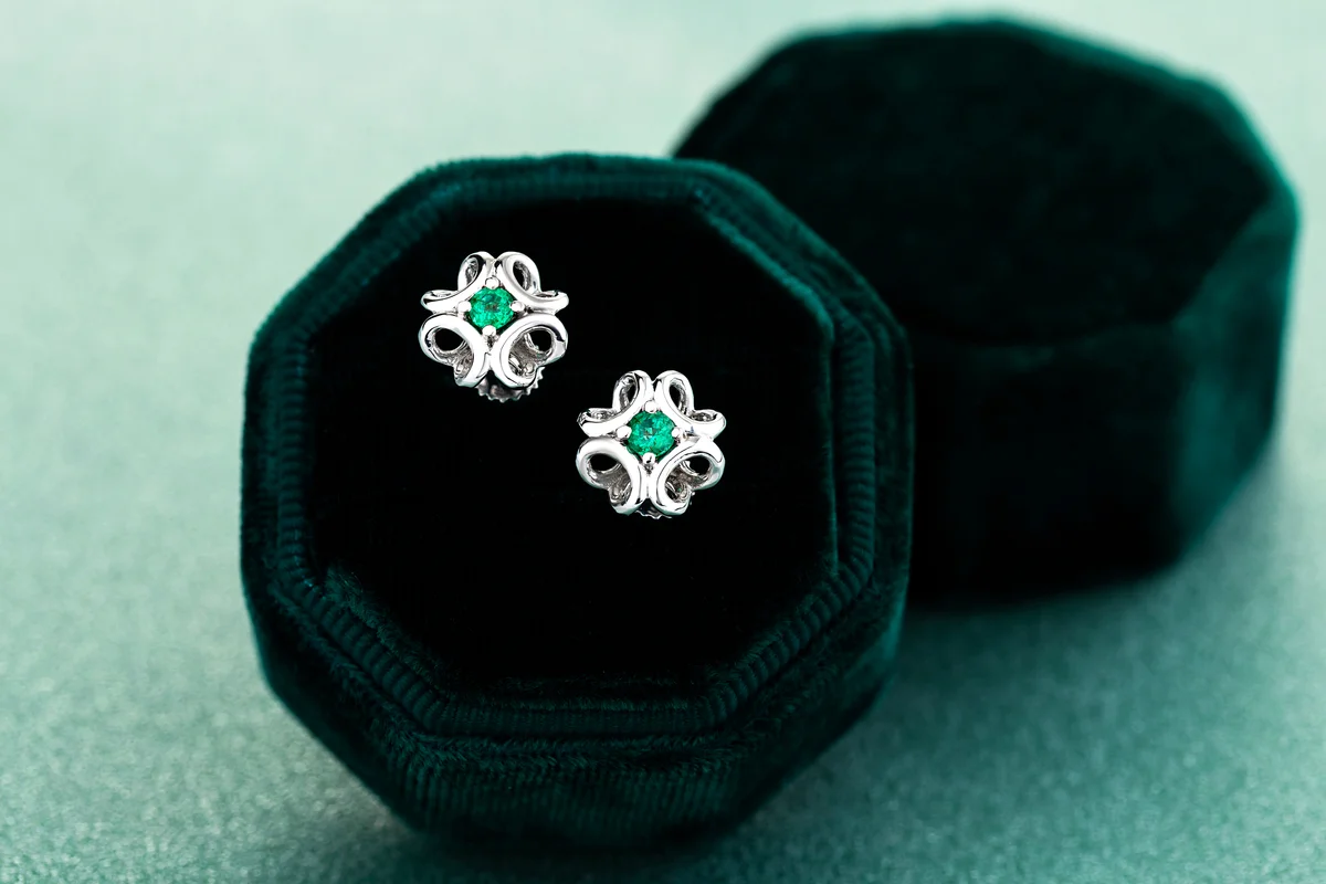 Silver earrings with emerald