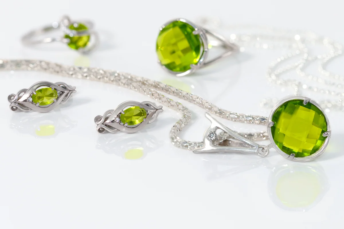 Silver earrings with peridot stone