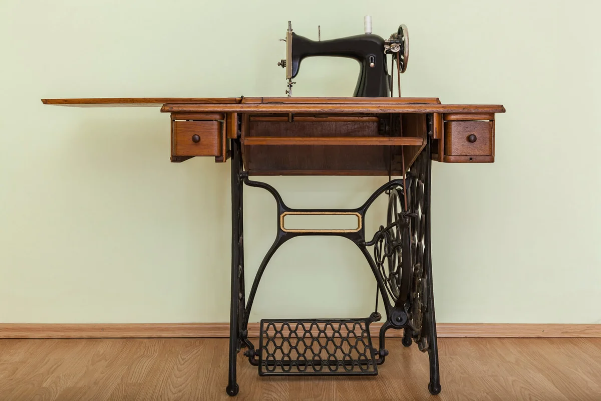 Image of an old sewing machine in a empty room with parque
