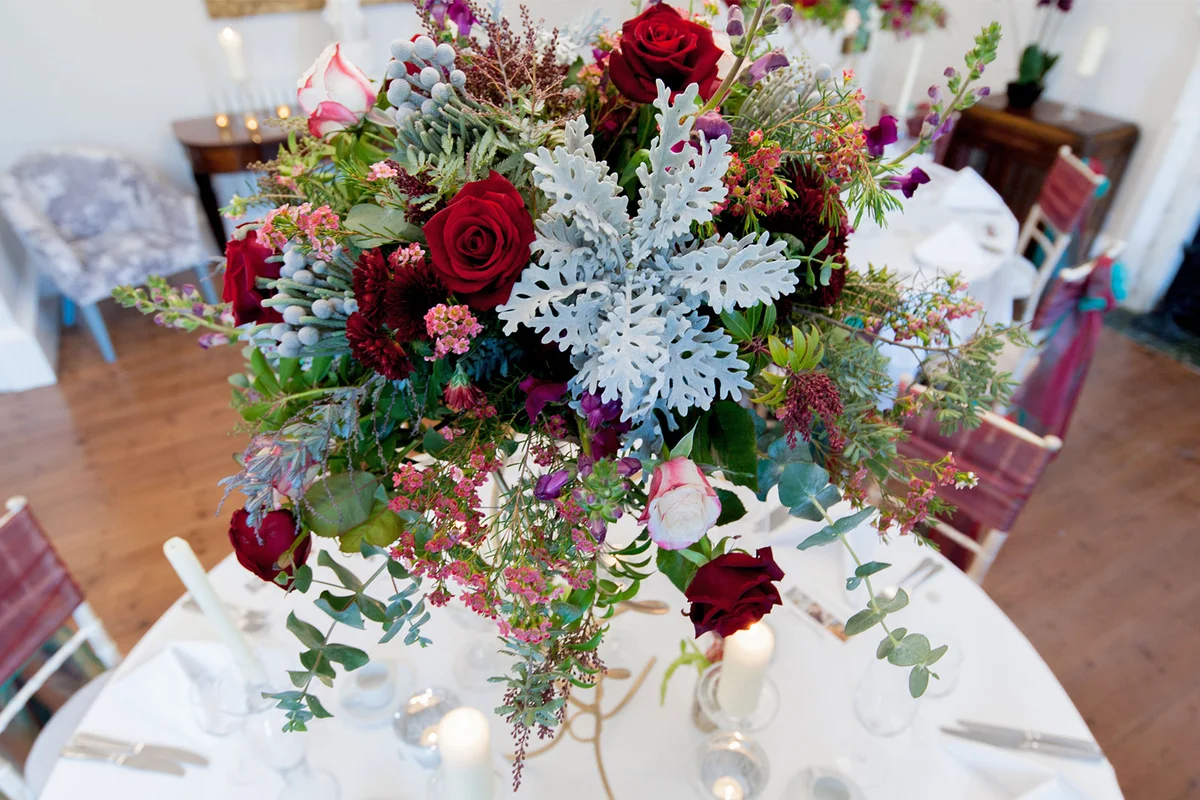winter wedding table decor bouquet
