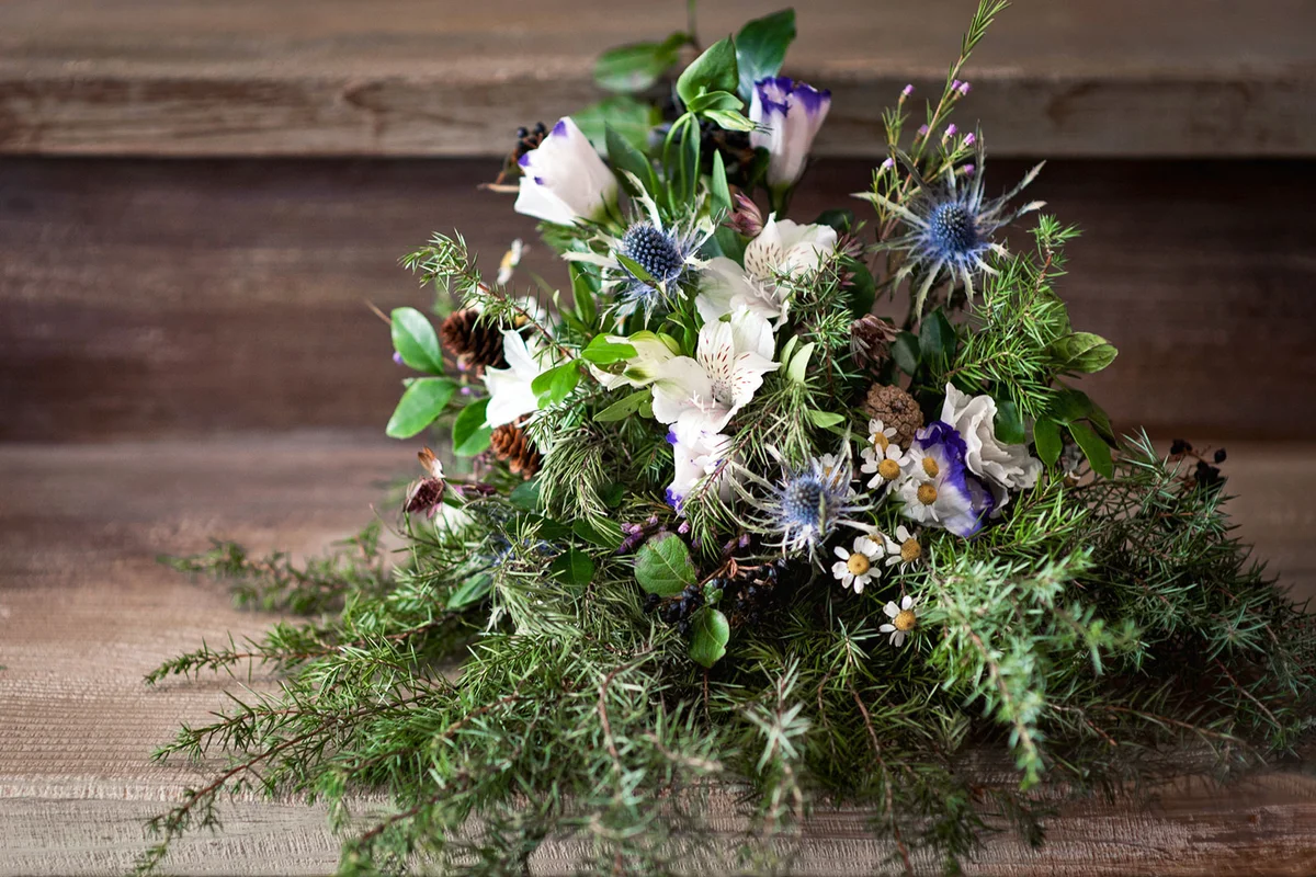 winter wedding head table bouquet