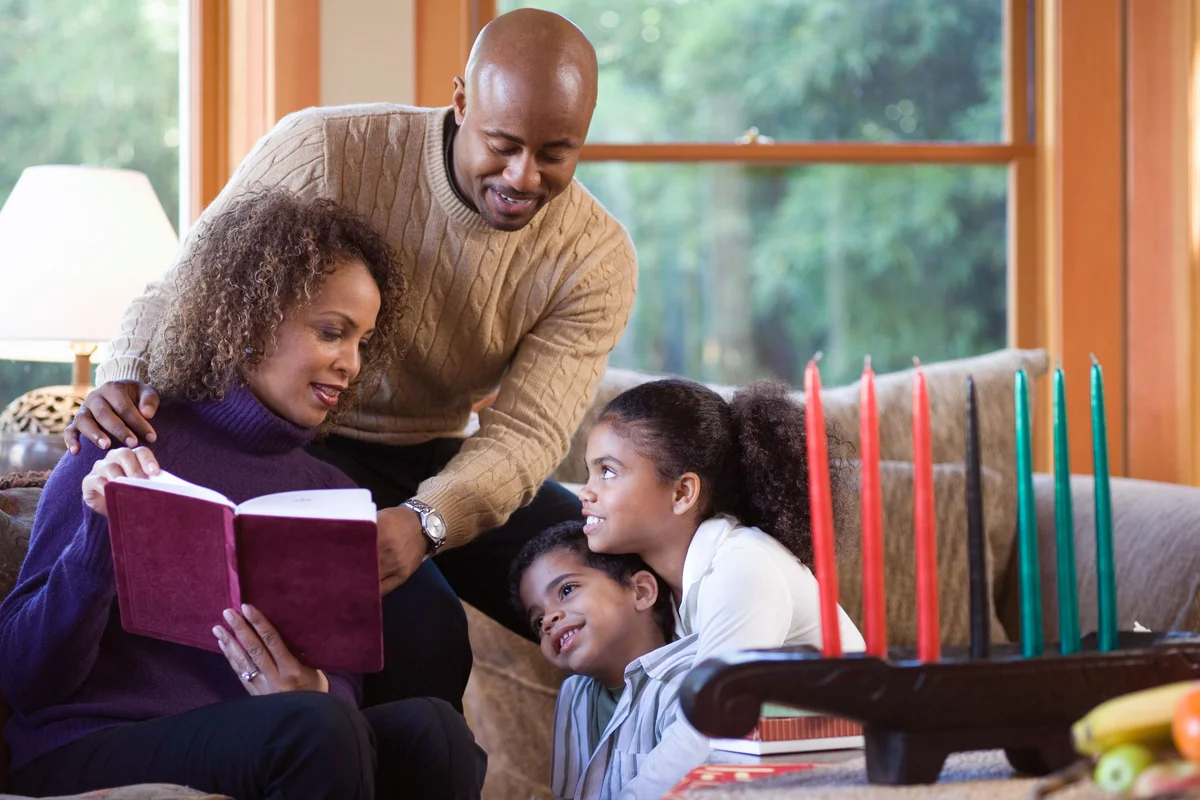 parents teaching children about Kwanzaa