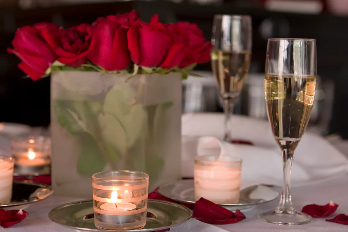 red rose table display