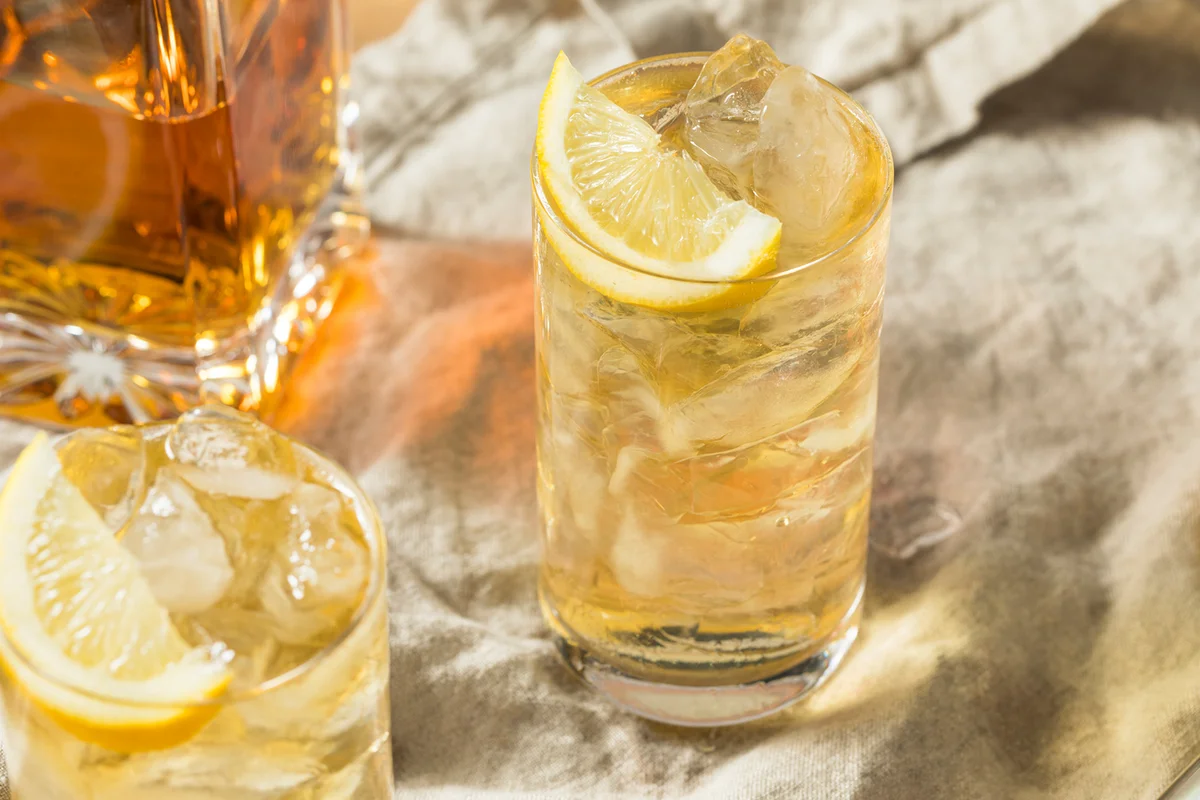Seven and Seven Whiskey HIghball with Lemon