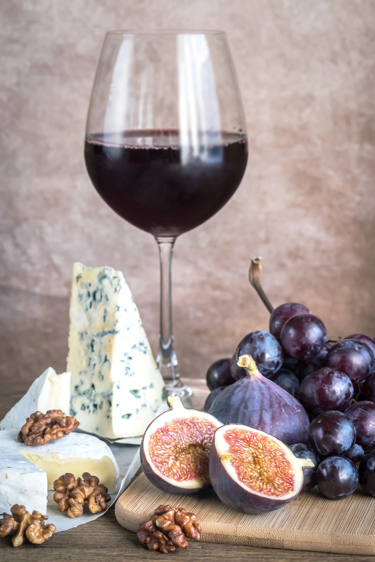 Red wine with cheese, figs and grapes