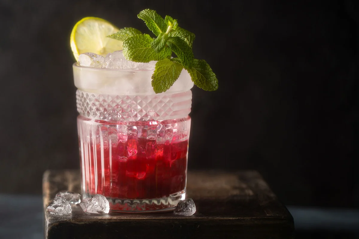 bramble cocktail with lemon and mint