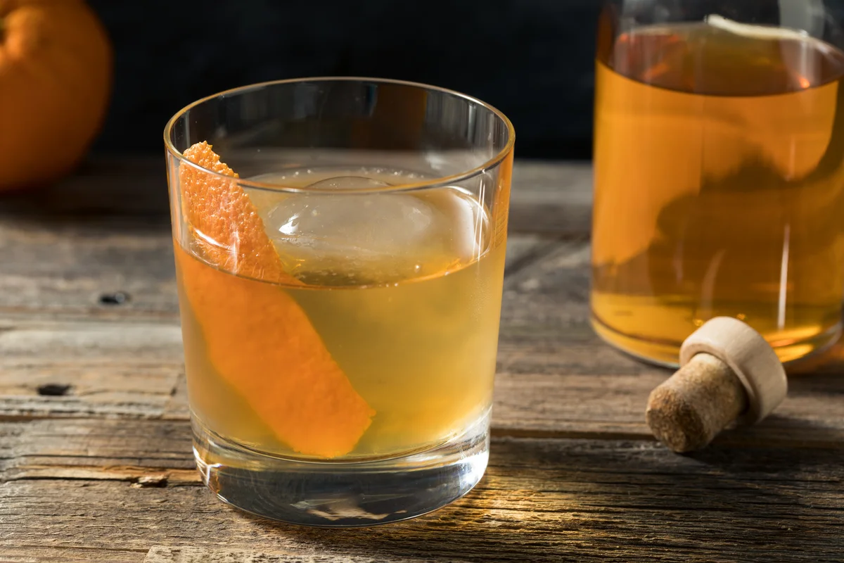 old fashioned classic cocktail