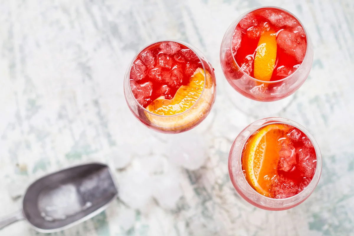 classic aperol spritz cocktail