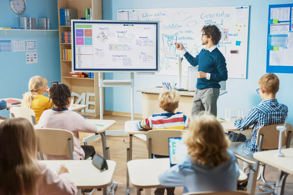 School Science Teacher Uses Interactive Digital Whiteboard