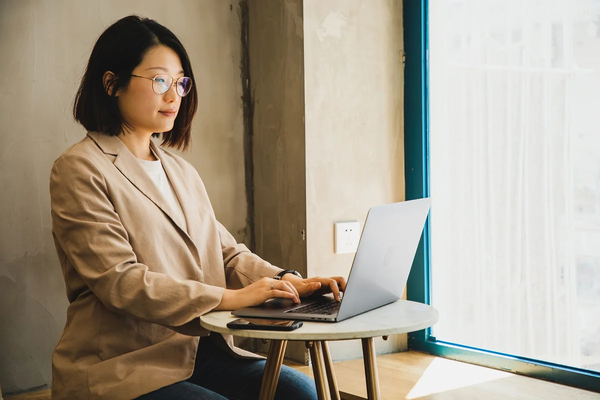 Businesswoman using a laptop at a cafe