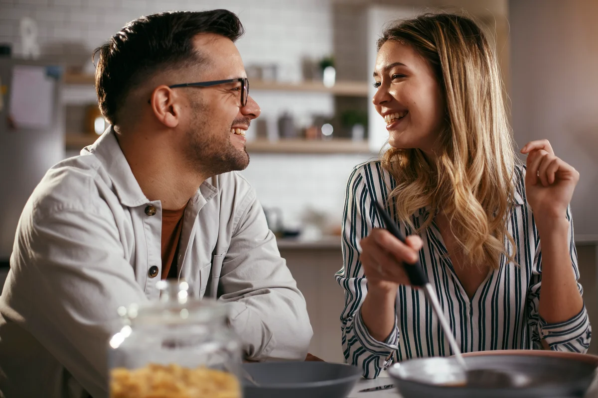 couple romantic dinner home