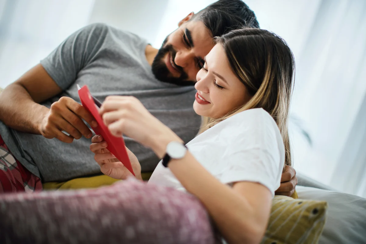 couple reading love note