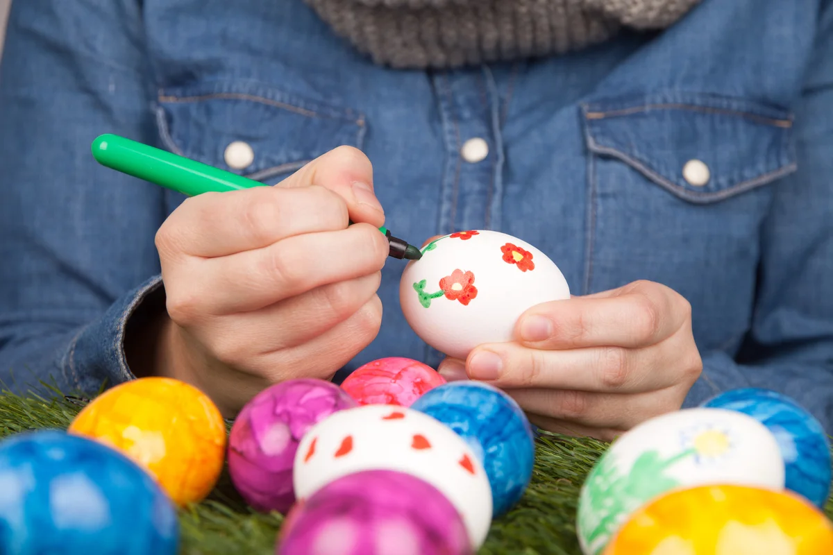 decorate Easter eggs with markers