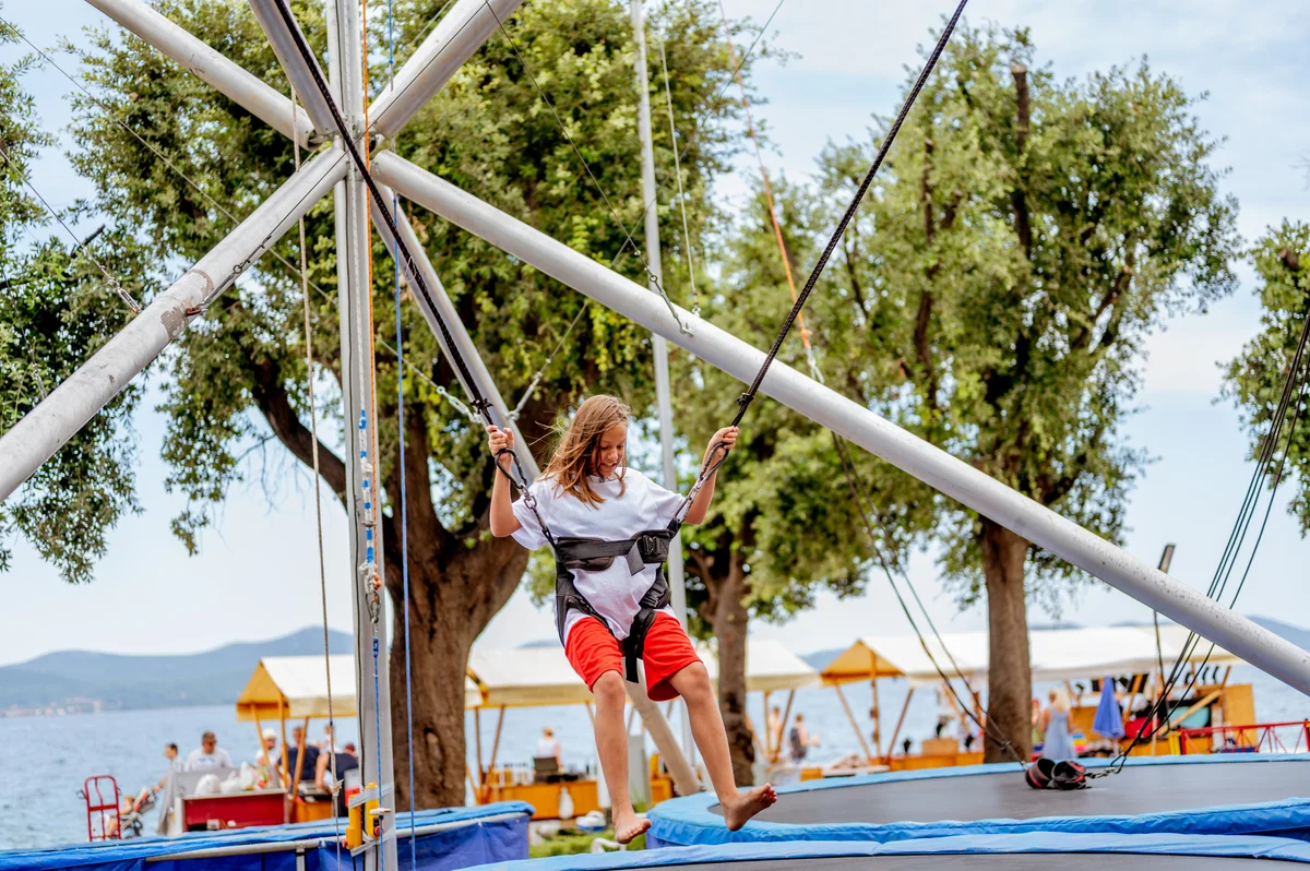 teenager bungee jumping