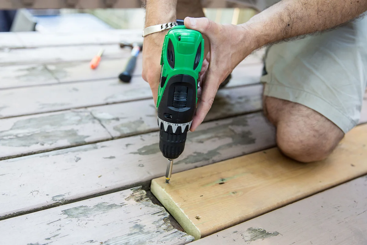 repair deck plank screw with power drill