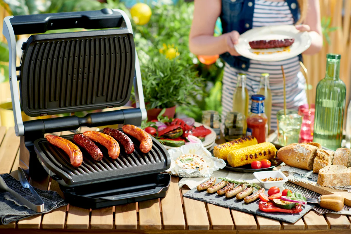 Desk with electric grill and grilled sausages