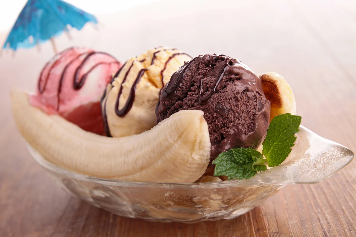 banana split with ice cream