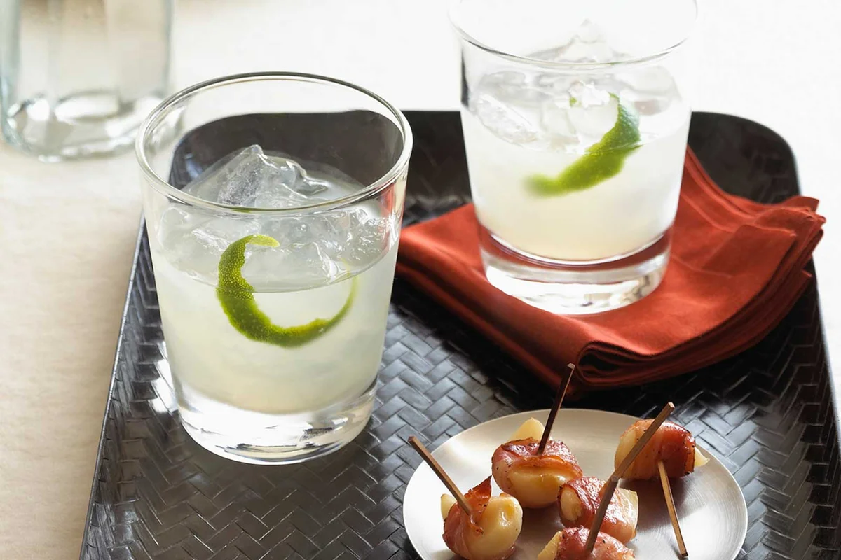 gimlet cocktail with appetizer