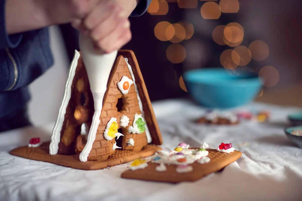 Decorating gingerbread house