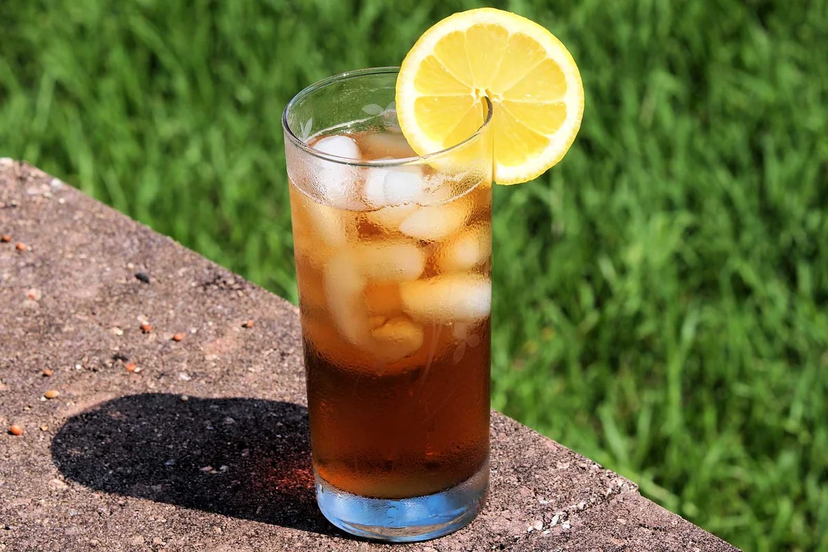 peachy iced tea cocktail