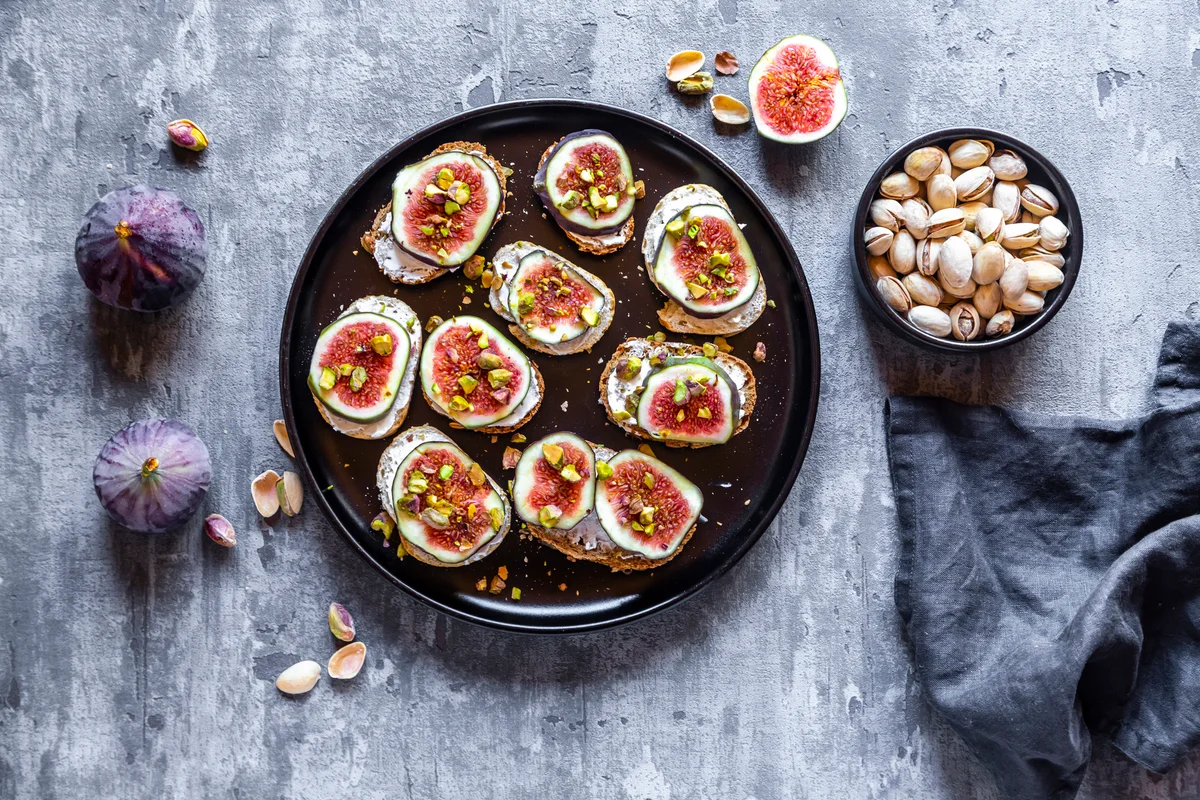 Bread with goat cheese, figs and pistachio