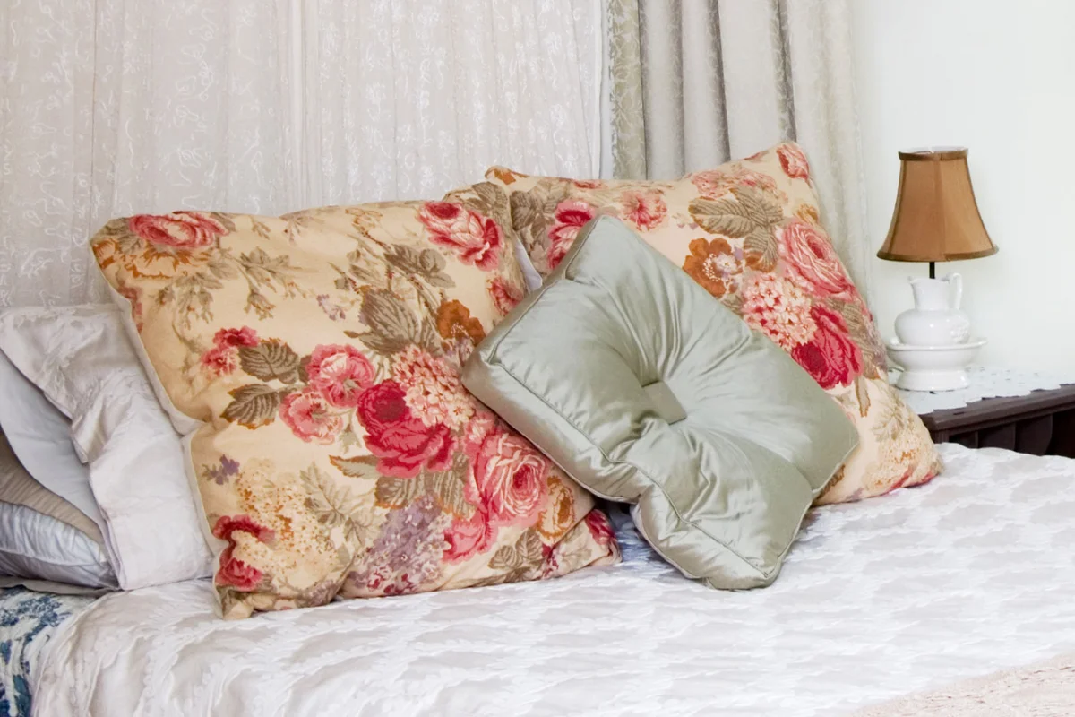 vintage throw pillow bed