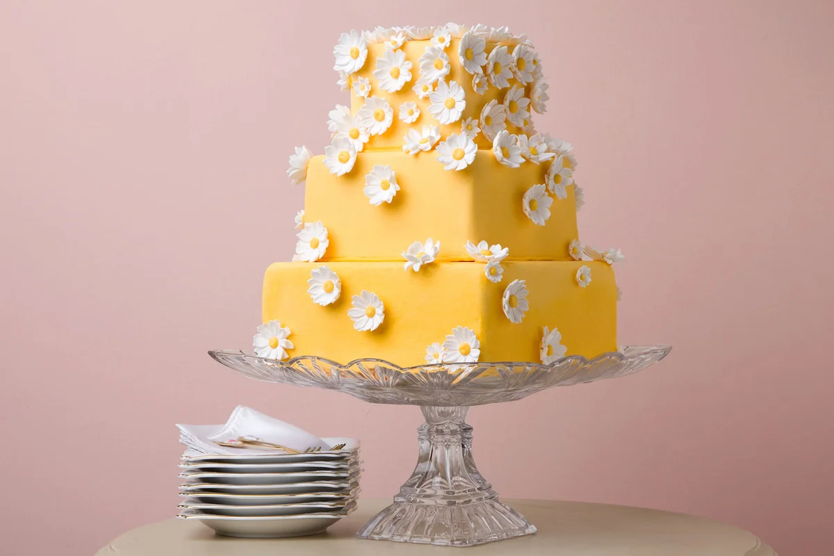 yellow daisy cake