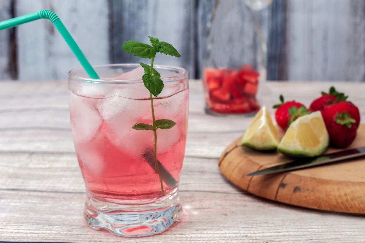 strawberry spritzer cocktail