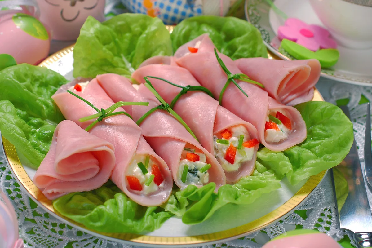 Ham rolls stuffed with cheese and vegetables