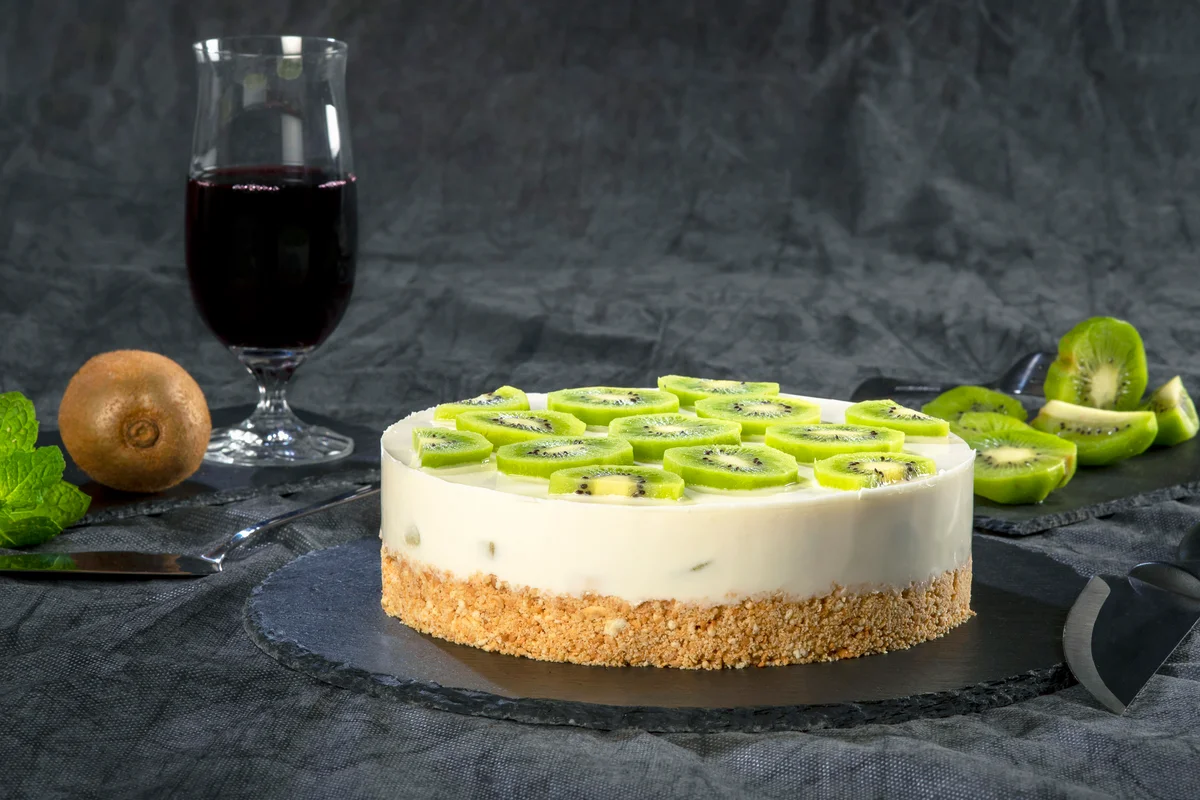 Decorated cheesecake with kiwi