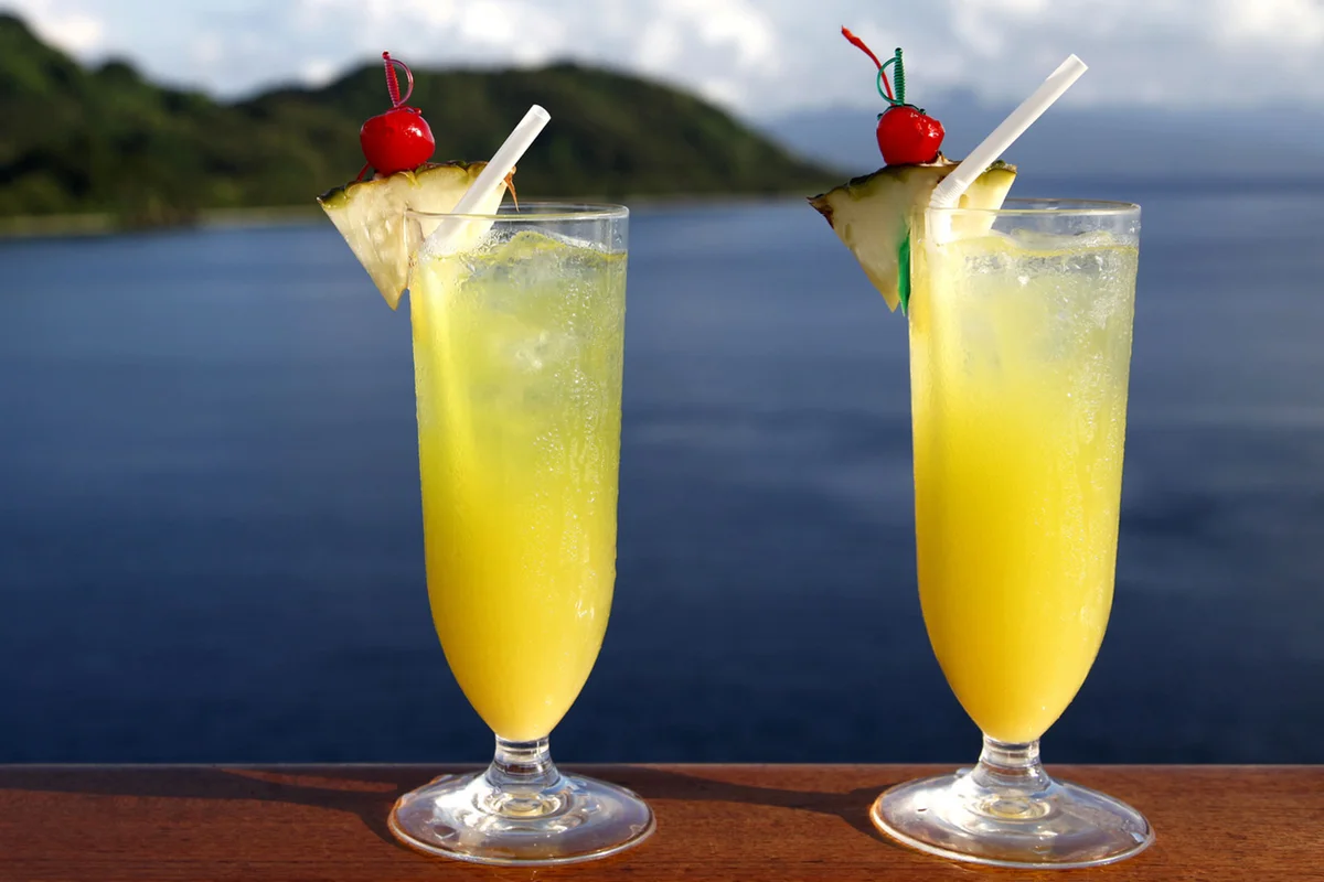creamsicle cocktail at the beach