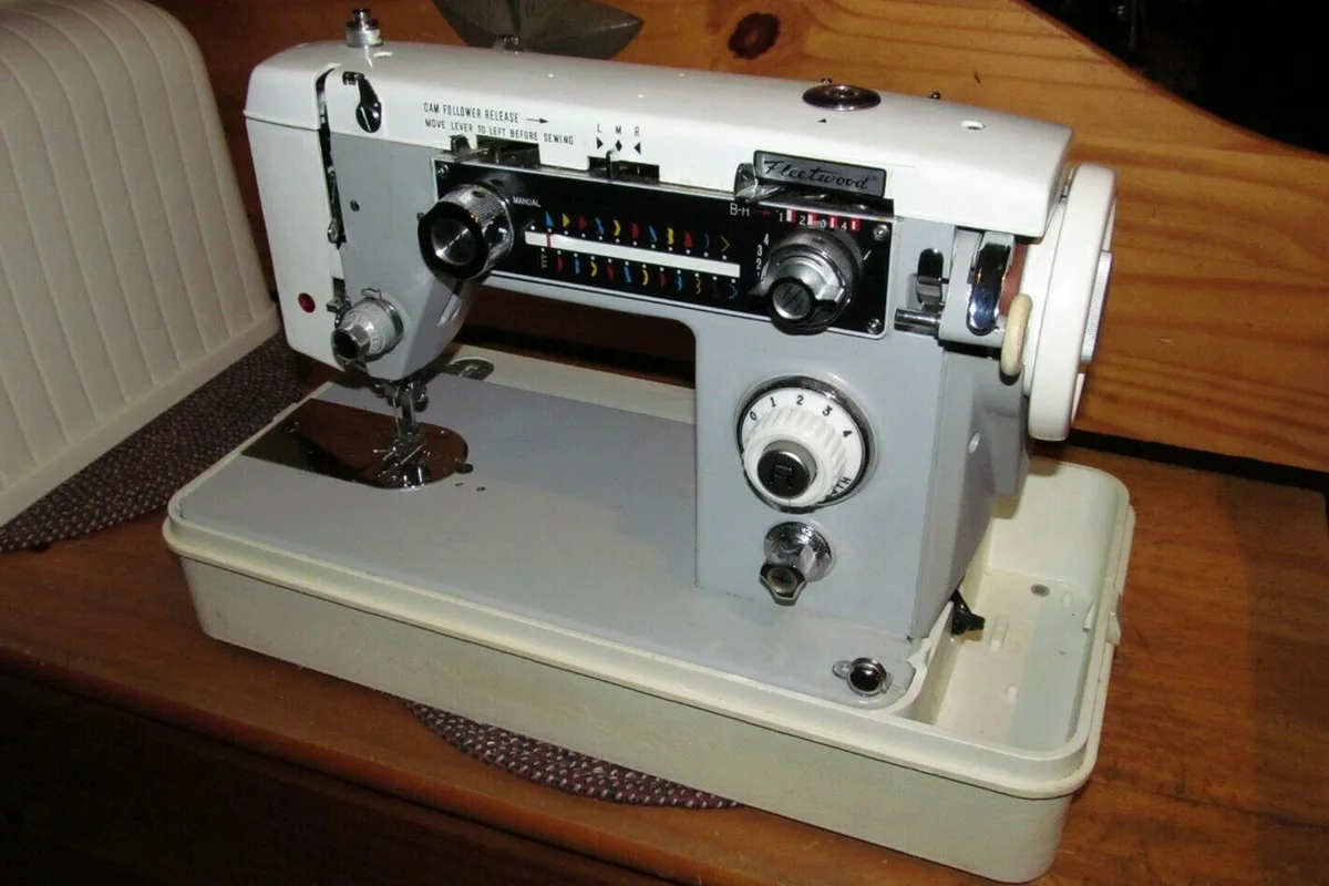 Fleetwood DeLUXE 1094-TW Zig Zag Sewing Machine by ebay.com/usr/greenlane-collectibles