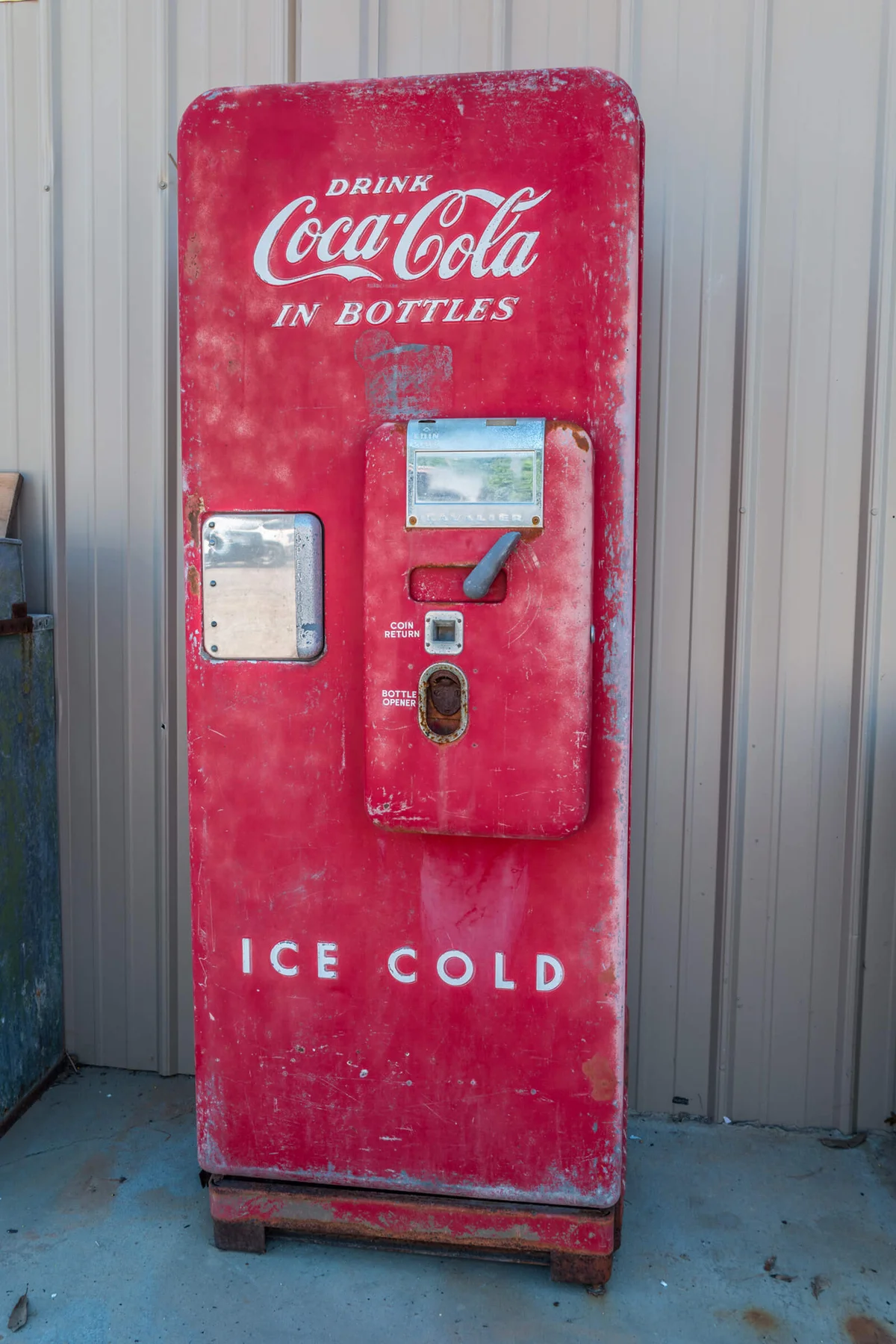 Antique Coca-Cola vending machine | Photo 203036735 © Sandra Burm | Dreamstime.com
