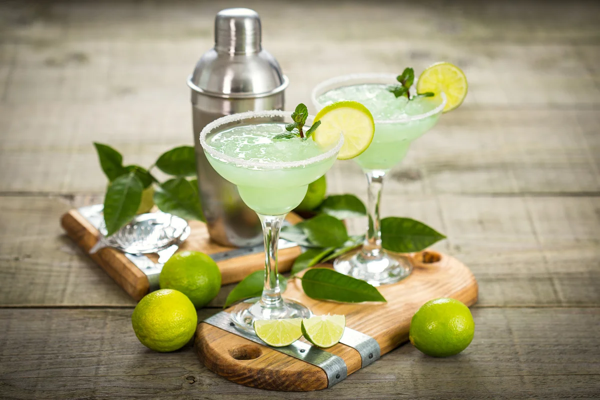 Margarita cocktail with lime and mint