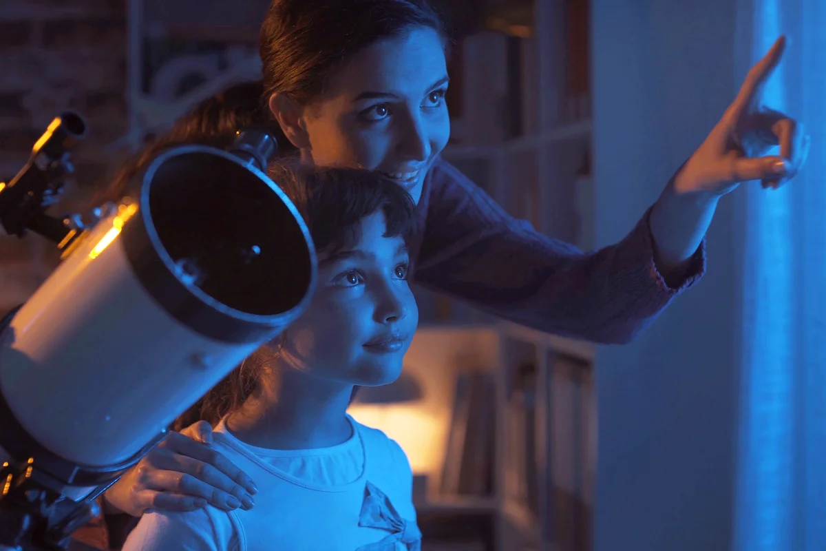 Watching the stars together at home using a telescope