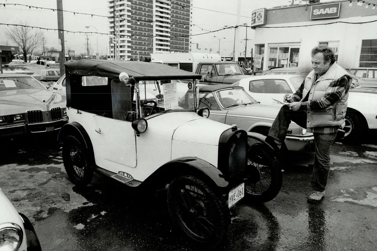 Jim Weldon of Ontario Auto Auction checks out a 1927 Austin convertible tourer | Getty Editorial Use