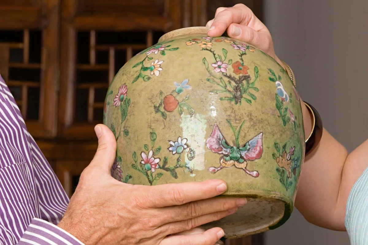 purchase antique vase at auction