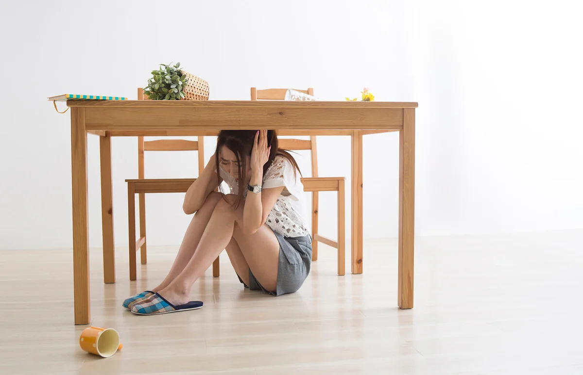 A woman displaced under the table by an earthquake