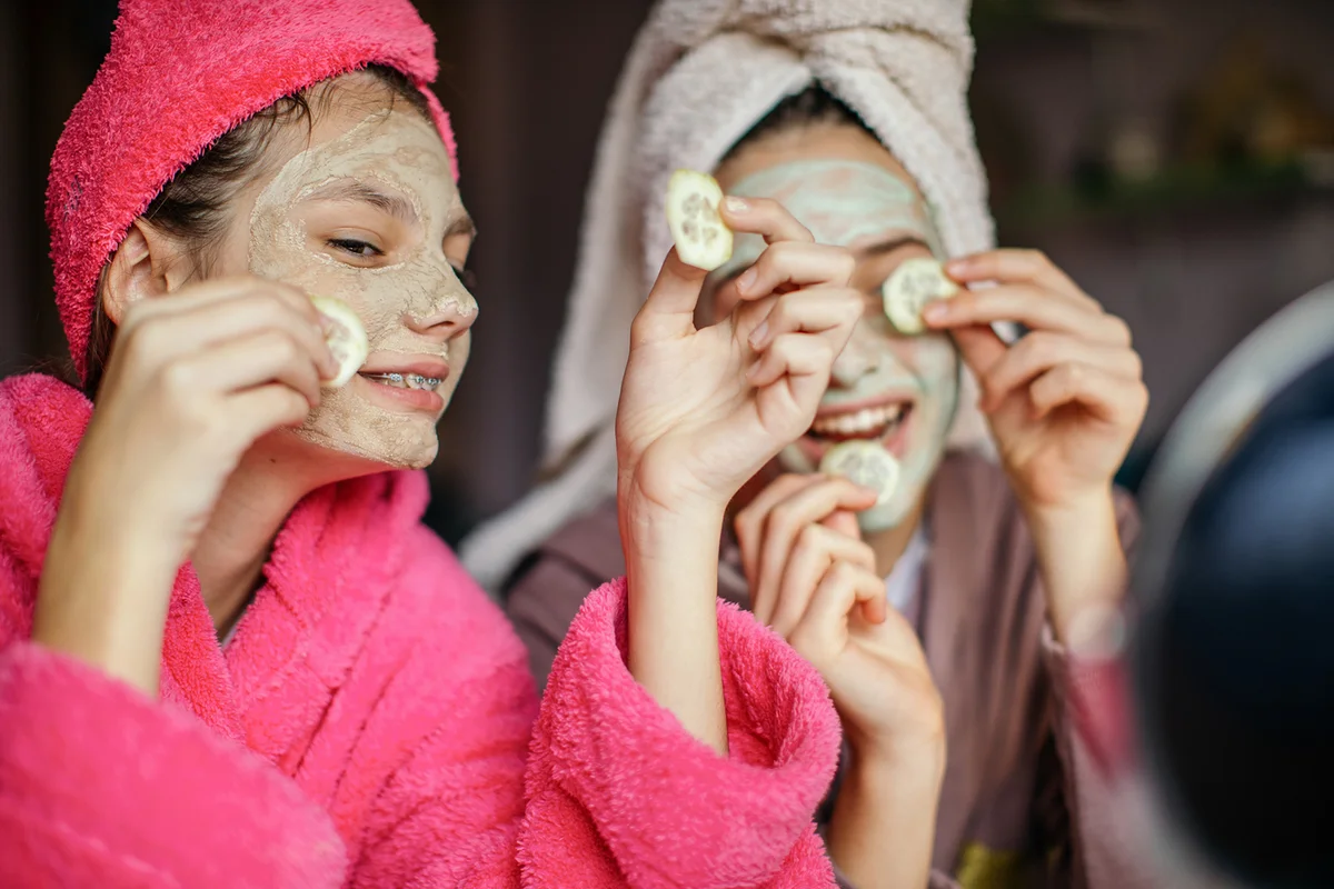 Teenage girls spa day at home