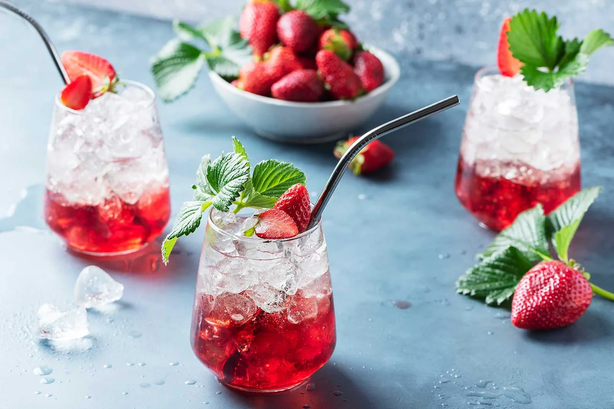gin smash cocktail with strawberries