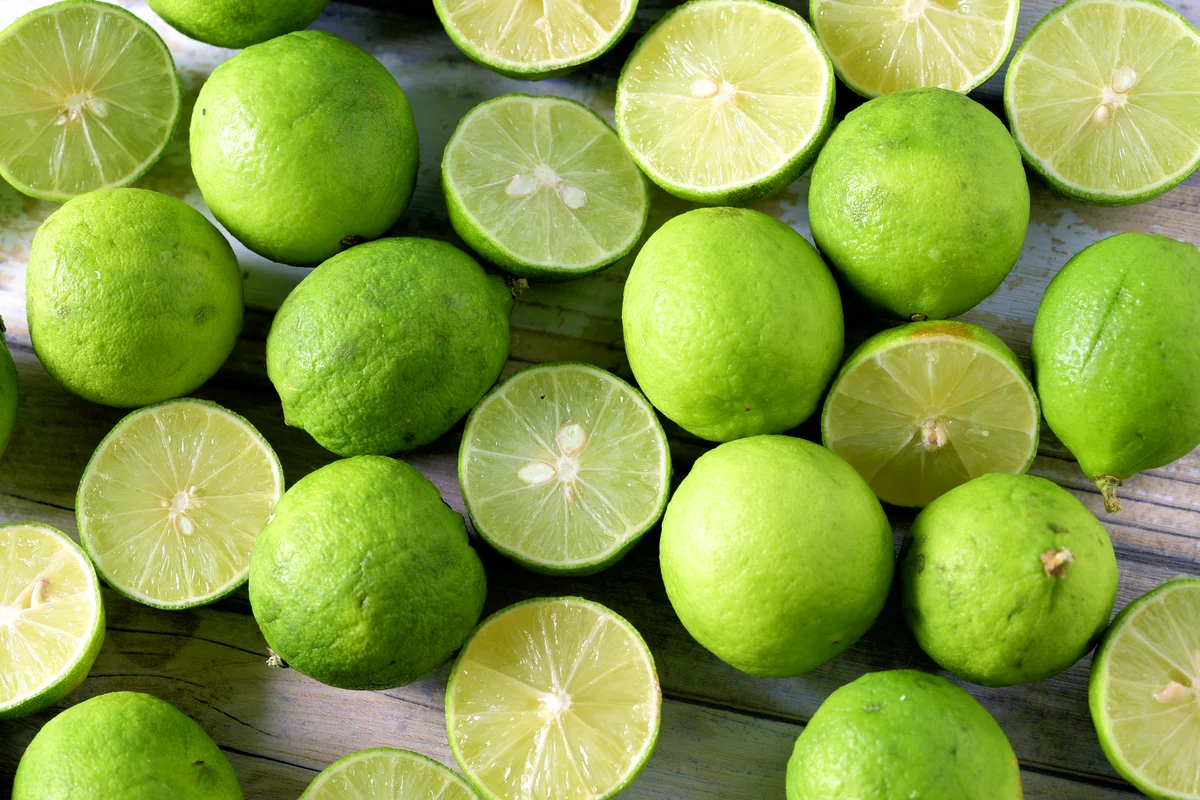 Key limes both whole and sliced on table