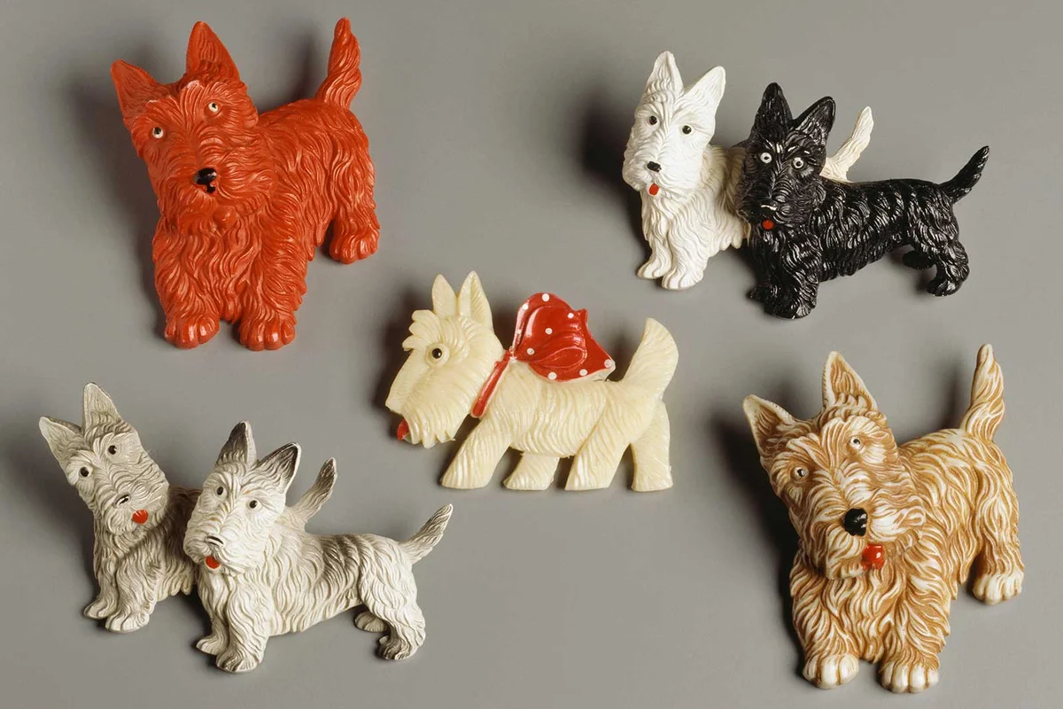 Dog-shaped brooches in bakelite from the 1930s and 1940s
