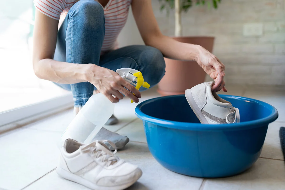 Disinfecting shoes when arriving home