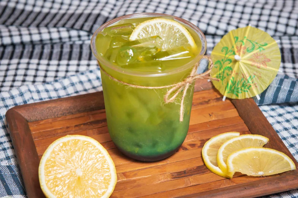 kiwi in the summer cocktail