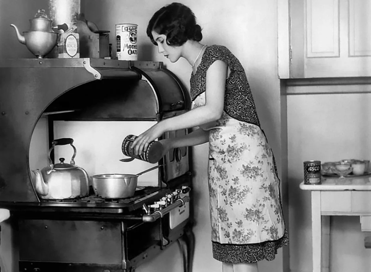1920s HOUSEWIFE AT STOVE