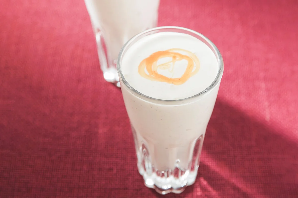 Cheesecake smoothies with caramel syrup