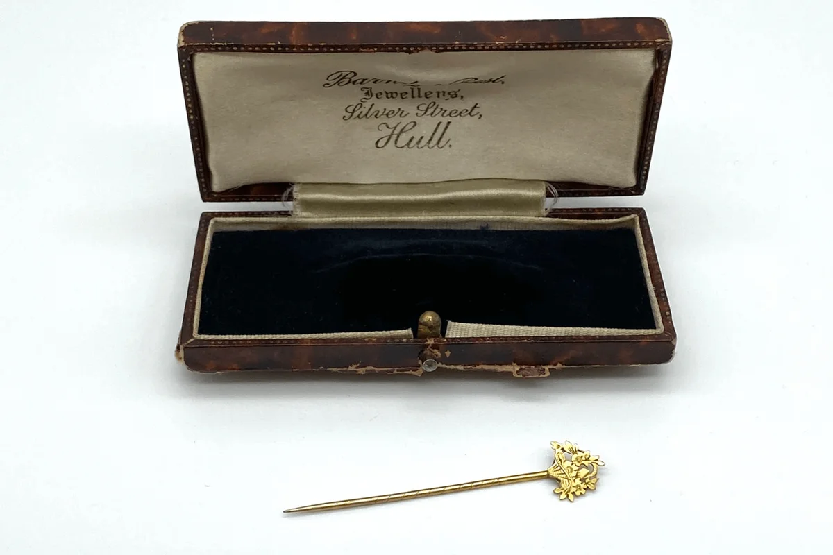 18ct Victorian Flower Basket Hatpin in Barnby & Rust Box