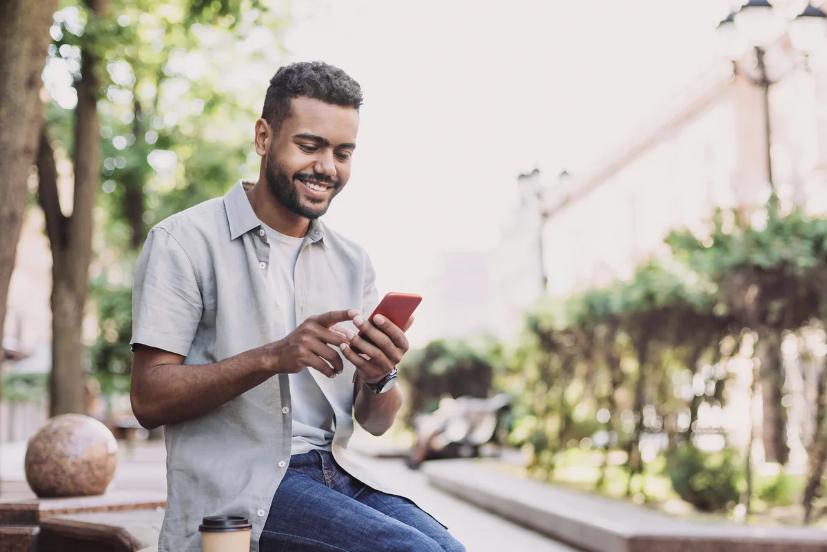 man texting girl