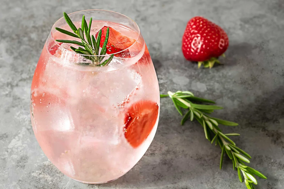 berry sparkler strawberry rosemary club soda cocktail
